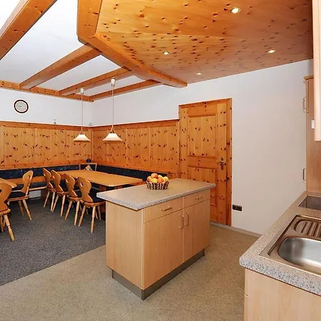 Apartament Haus Tschambraeu